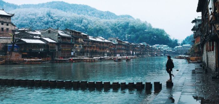 Đi du lịch Trung Quốc cần bao nhiêu tiền - Khung cảnh đầy cổ kính tại Phượng hoàng cổ trấn